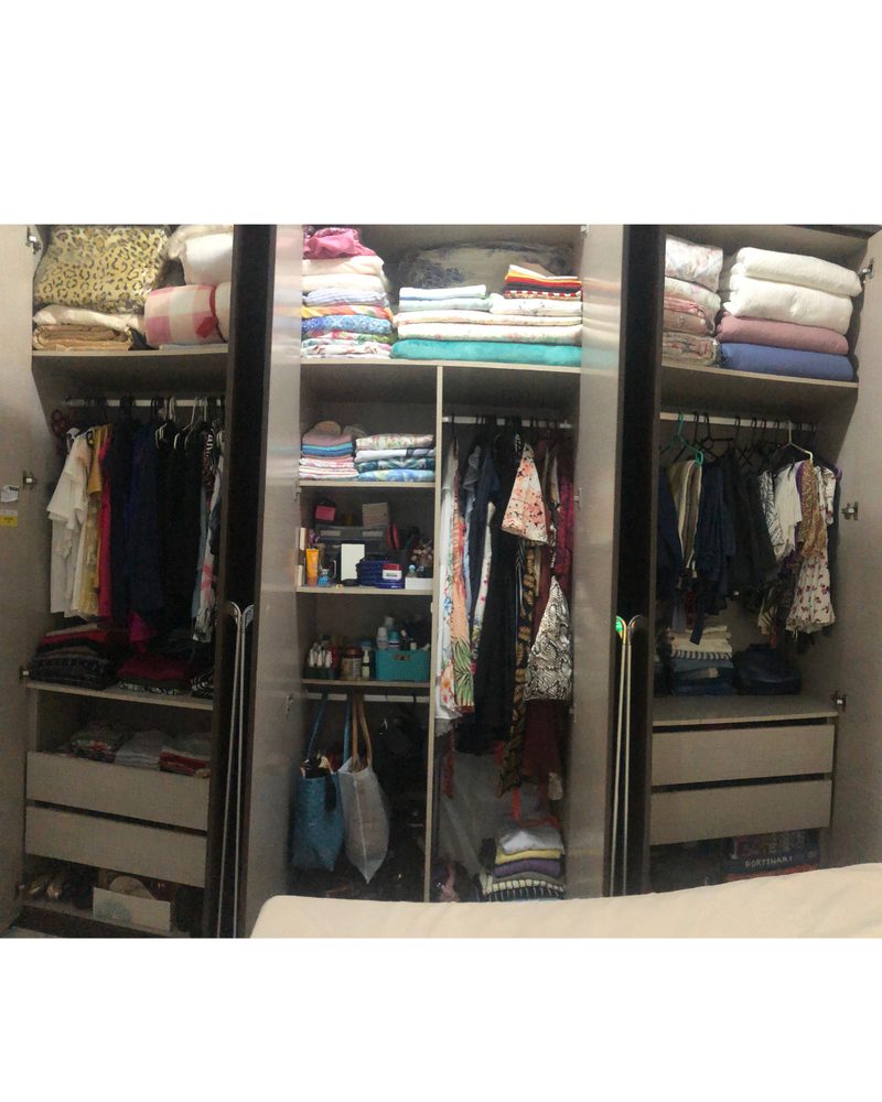Depois — o guarda-roupa da Andreia organizado pra durar