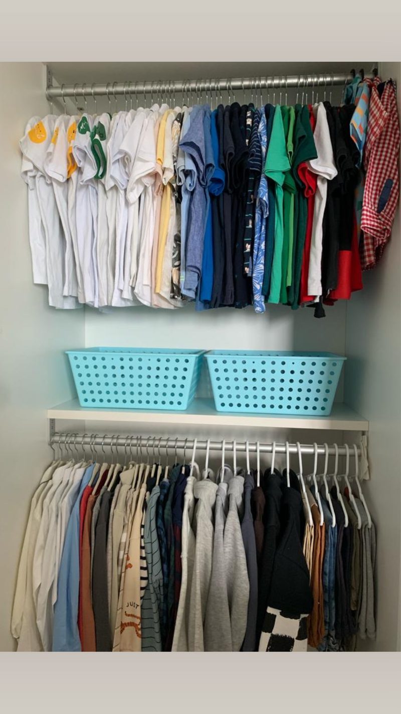 Depois — o closet da Valdete organizado por sistema